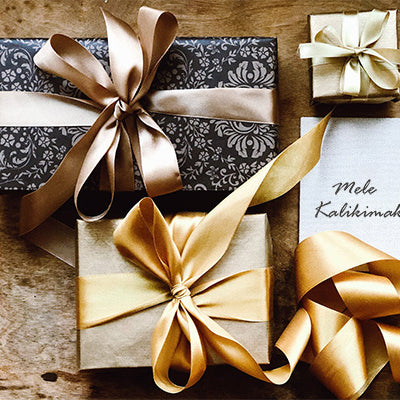 Gold verpackte Weihnachtsgeschenke als Symbolbild für kleine Ukulele-Geschenke