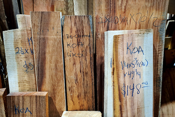 Mehrere Leisten Koa für Ukulelen mit Preiskennzeichnung 