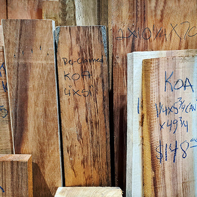 Mehrere Leisten Koa für Ukulelen mit Preiskennzeichnung 