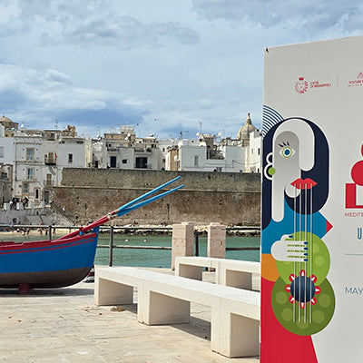 Monopolele Ukulele Festival in Italien mit Boot und Monopoli im Hintergrund