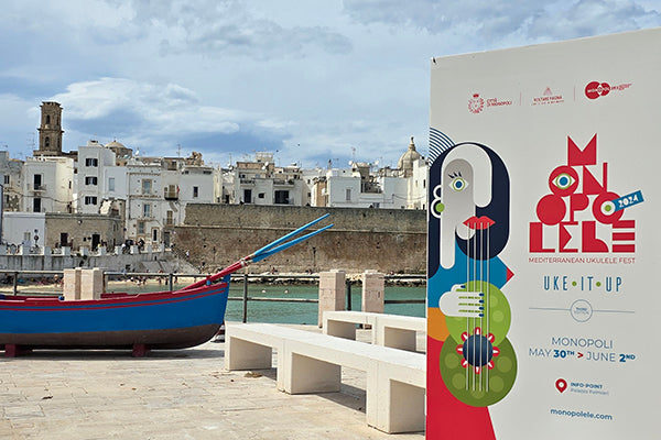 Monopolele Ukulele Festival in Italien mit Boot und Monopoli im Hintergrund