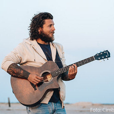 Rasmus Hoffmeister mit Gitarre am Strand Credit Cimberly Tiedge