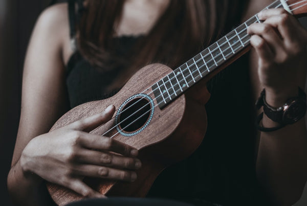 Frau spielt Ukulele in Nahaufnahme