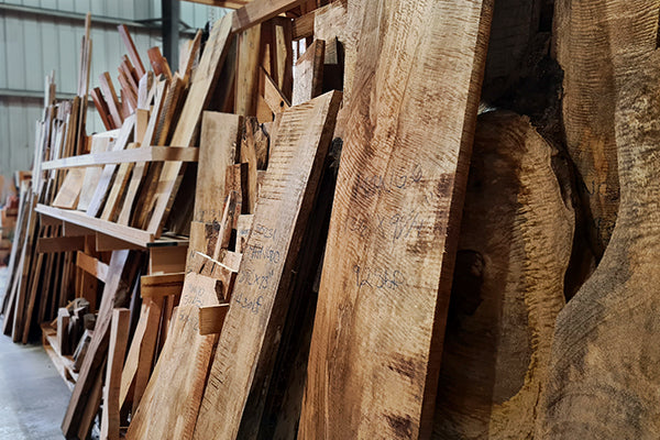 Aneinander gelehnte Tonhölzer in einer Lagerhalle für Holz auf Hawaii