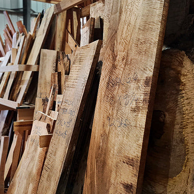 Aneinander gelehnte Tonhölzer in einer Lagerhalle für Holz auf Hawaii