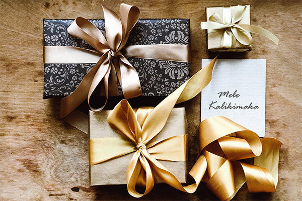 Gold verpackte Weihnachtsgeschenke als Symbolbild für kleine Ukulele-Geschenke