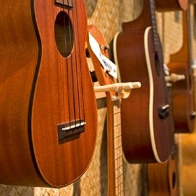 Ukulele Shop mit vielen Ukes zur Auswahl , credit: Tijuana Brass Ukulele wall, CC BY-SA 3.0(cropped)