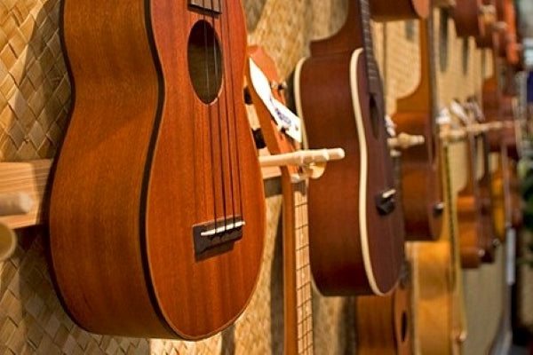 Ukulele Shop mit vielen Ukes zur Auswahl , credit: Tijuana Brass Ukulele wall, CC BY-SA 3.0(cropped)