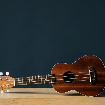 Ukulele vor blauem Hintergrund 