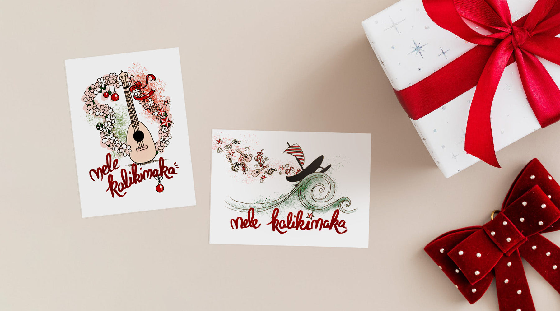Zwei Ukulele-Weihnachtskarten neben Geschenken