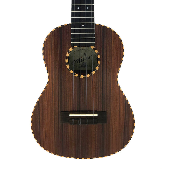 Detail der Decke und des verzierten Schalllochs der Millar BR 260 WG Tenor-Ukulele