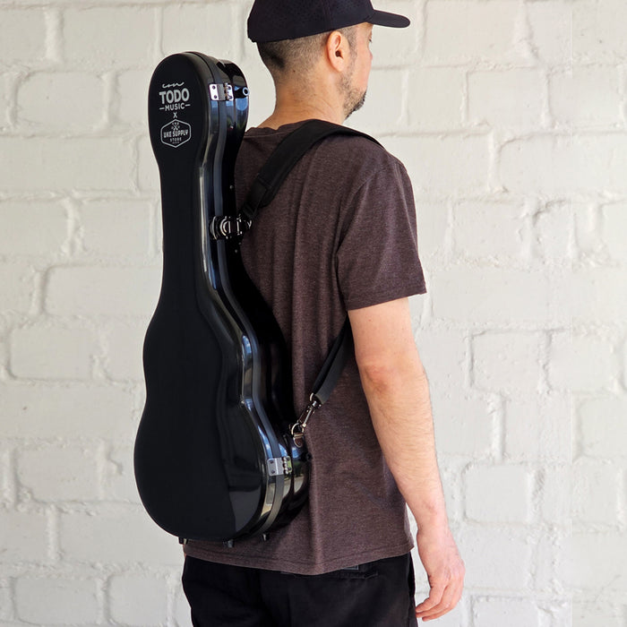 TODO x Uke Supply Fiberglas-Koffer für Ukulelle getragen mit Rucksackgurten